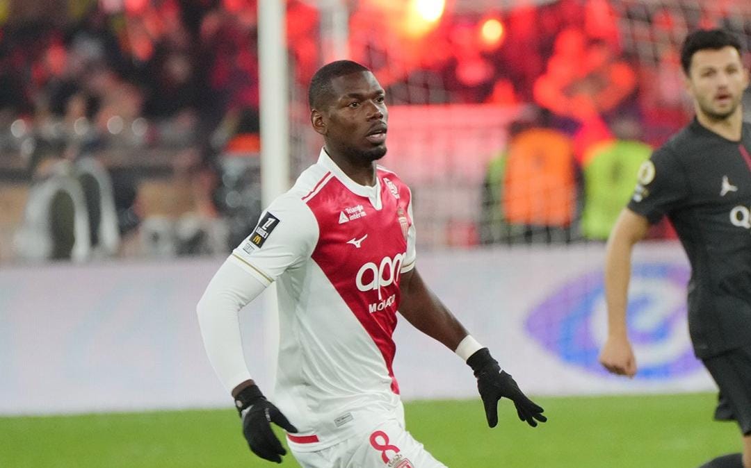 Paul Pogba memberi salam kepada suporter Monaco setelah debut kandangnya. Ia memuji solidaritas tim yang menang meski bermain dengan 10 pemain. FOTO: TWITTER AS MONACO