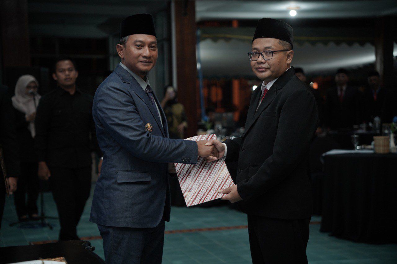 Bupati Pacitan Indrata Nur Bayuaji melantik Deni Cahyantoro sebagai Kepala BKD Pacitan menggantikan Daryono yang purna tugas. FOTO: PROKOPIM PEMKAB PACITAN