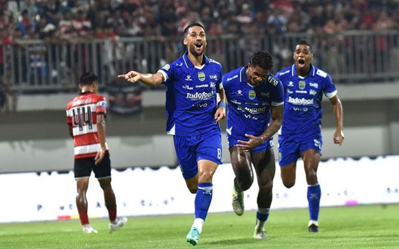 Aksi gelandang andalan Persib Bandung Luciano Guaycochea di BRI Super League.