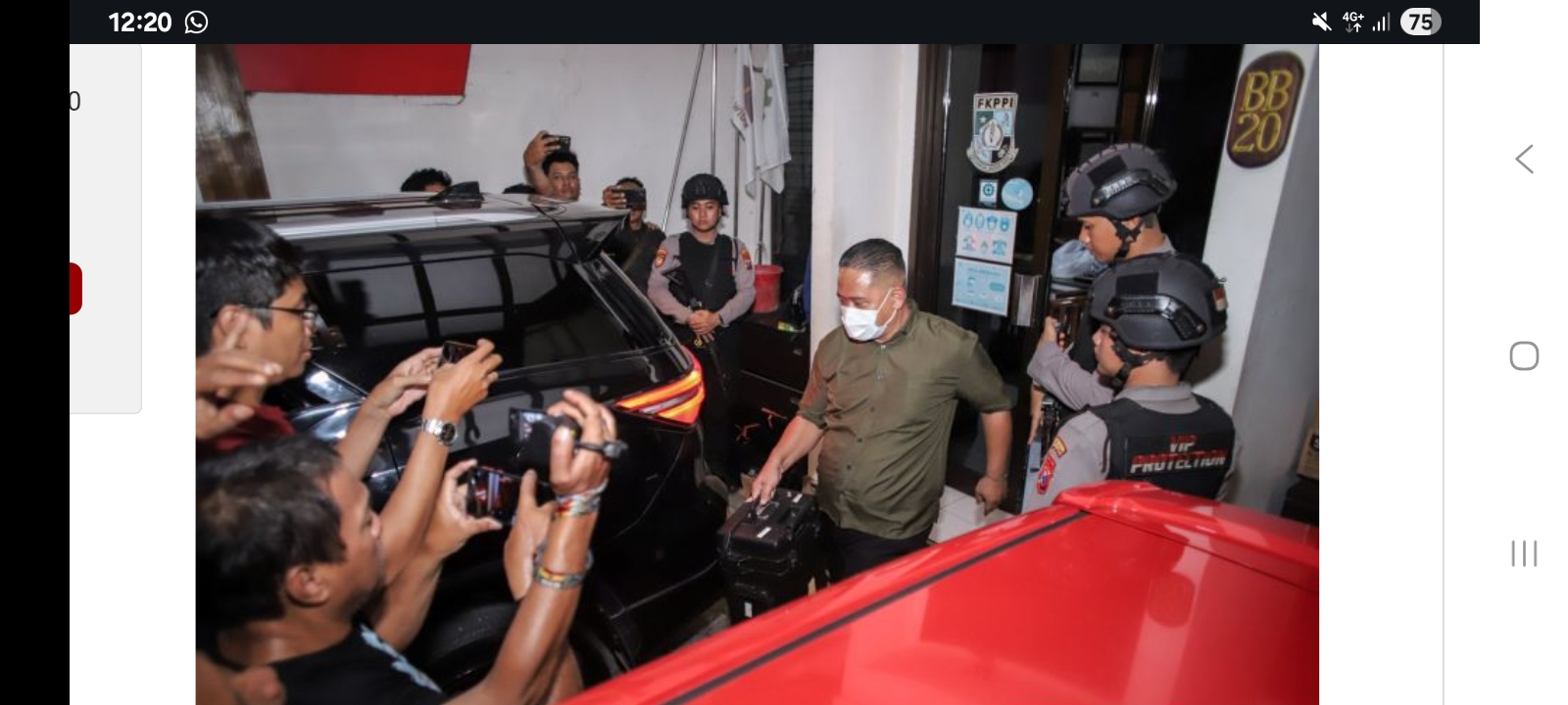 Petugas KPK membawa koper usai melakukan penggeledahan di Kantor PT Widya Satria, Surabaya.