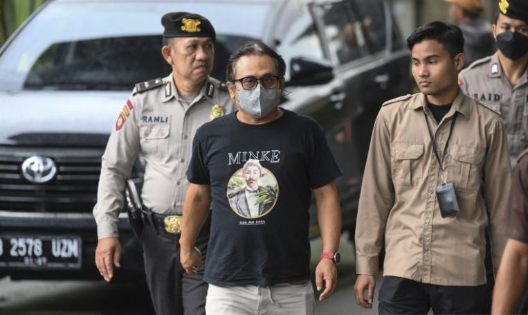 Direktur Perumda Sari Gunung yang juga orang kepercayaan Bupati Ponorogo Sugiri Sancoko, Kokoh Prio Utomo menuju ruang pemeriksaan di Gedung Merah Putih KPK, Sabtu 8 November 2025.