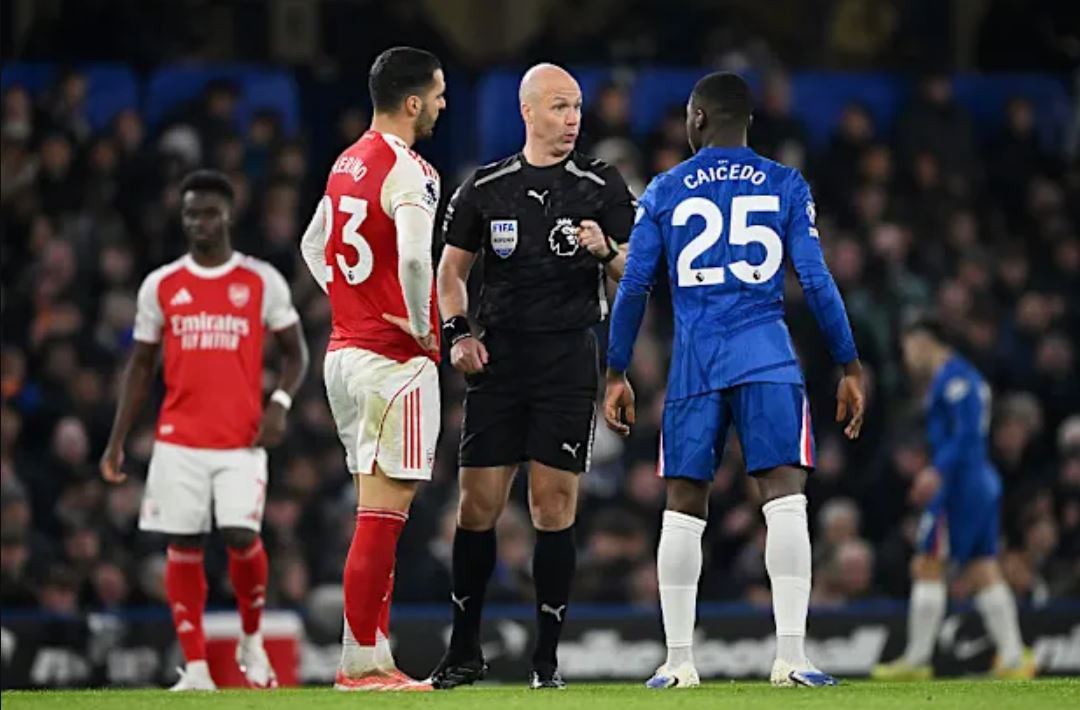 Wasit Anthony Taylor mengusir Caicedo di laga Chelsea vs Arsenal.