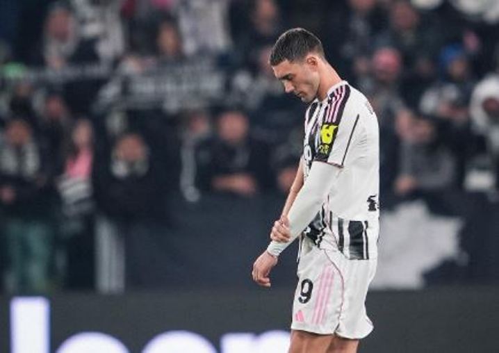 Pemain Juventus Dusan Vlahovic dikabarkan mengalami cedera serius.