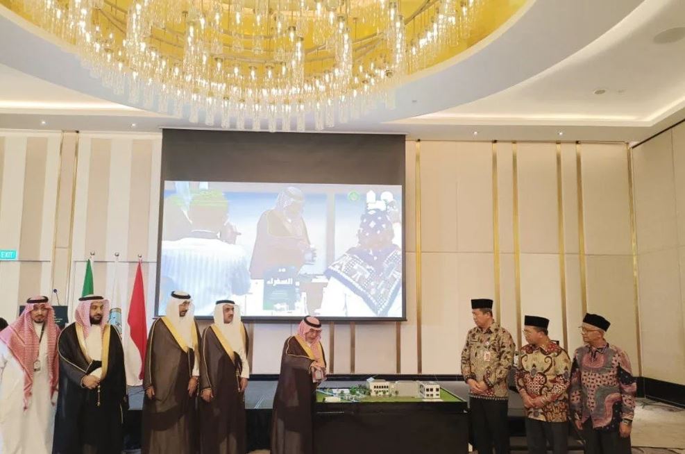 Duta Besar Kerajaan Arab Saudi untuk Indonesia, Faisal Abdullah H. Amodi (keempat kiri) pada acara peletakan batu pertama pembangunan Institut Penjaga Dua Kota Suci di Jakarta, Senin (1/12/2025).
