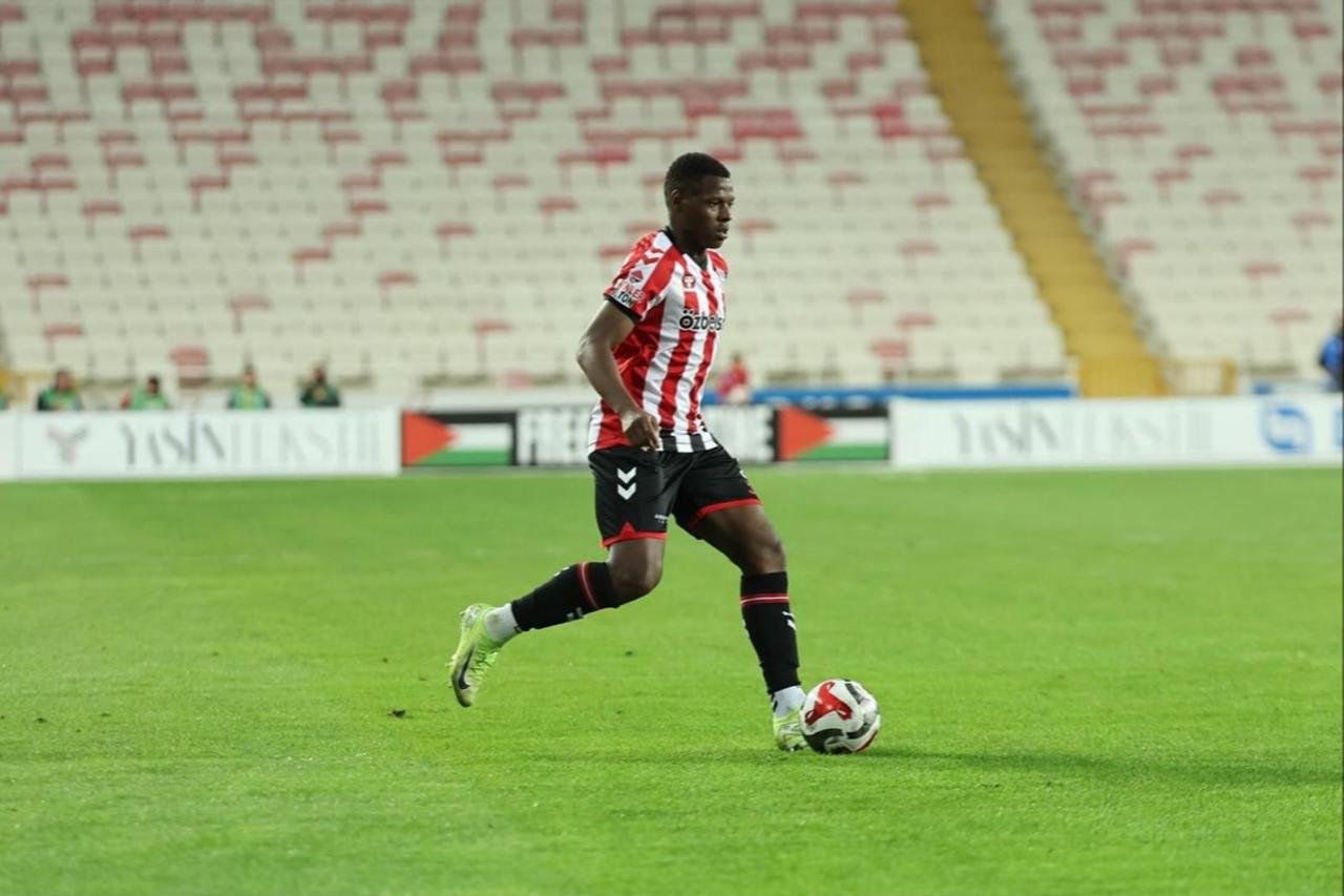 Luan Campos dilaporkan menghilang dari Sivasspor sebelum muncul di Brasil dan mengirim surat pemutusan kontrak lewat orang tak dikenal. FOTO: X/SweeperPod