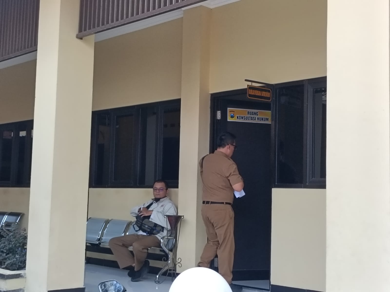Sejumlah pejabat Pemkab Ponorogo bergantian diperiksa KPK di Polres Madiun Kota, Selasa (2/12).