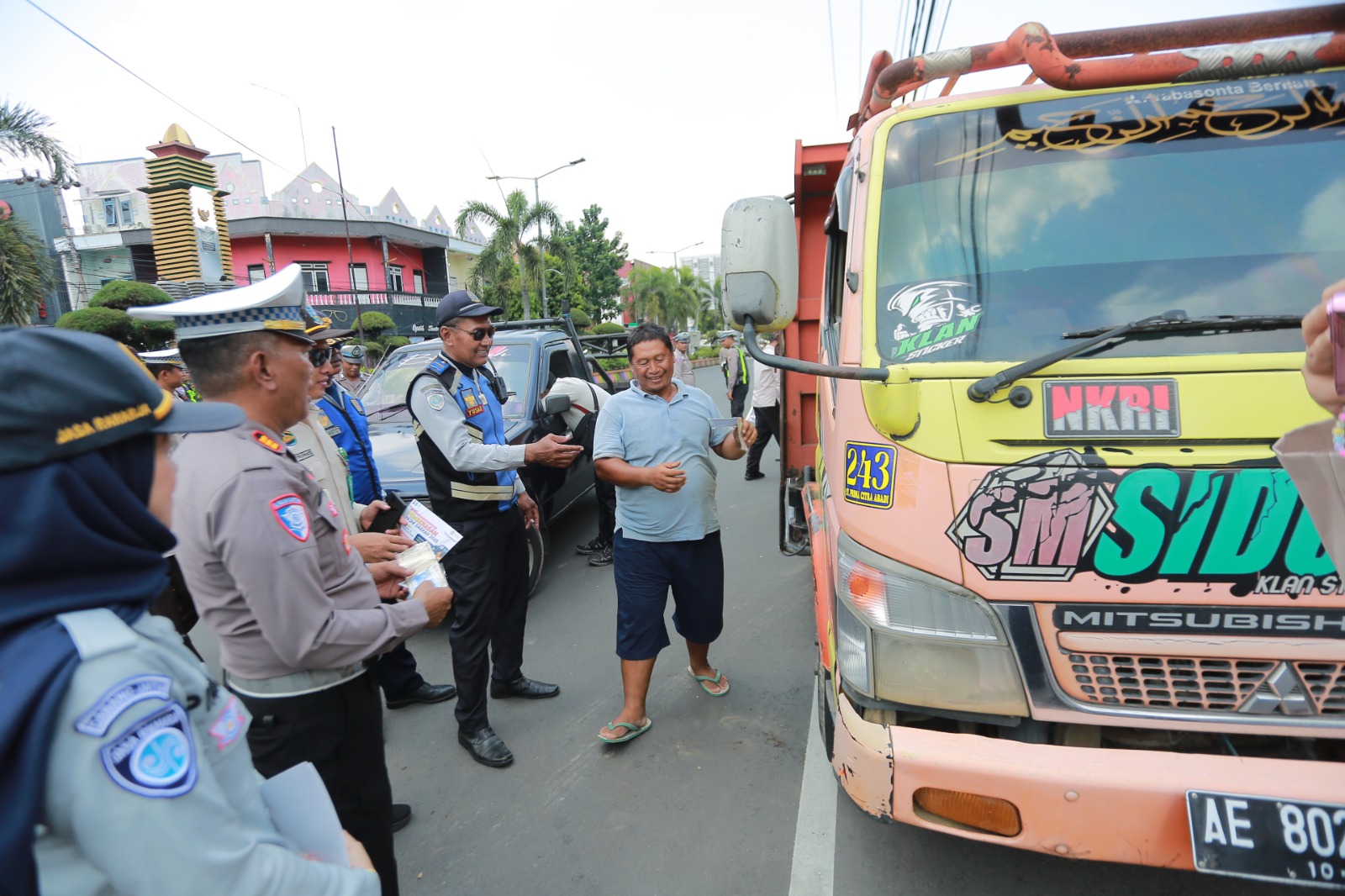 Satlantas Polres Madiun Kota menggelar razia gabungan di kawasan Alun-Alun Madiun sebagai bagian Operasi Zebra Semeru 2025. BAGAS BIMANTARA/RADAR MADIUN