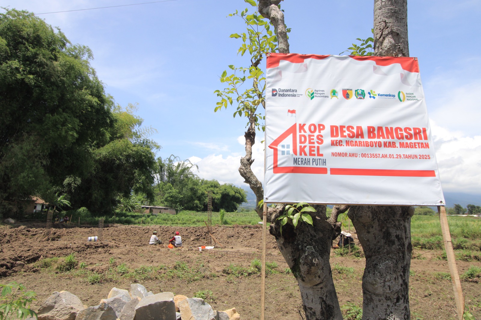 Progres pembangunan KDKMP di sejumlah desa mulai tampak, seperti di Bangsri yang memasuki tahap pondasi, sementara KDKMP Sidomukti telah beroperasi lebih dulu. AJI PUTRA/RADAR MAGETAN