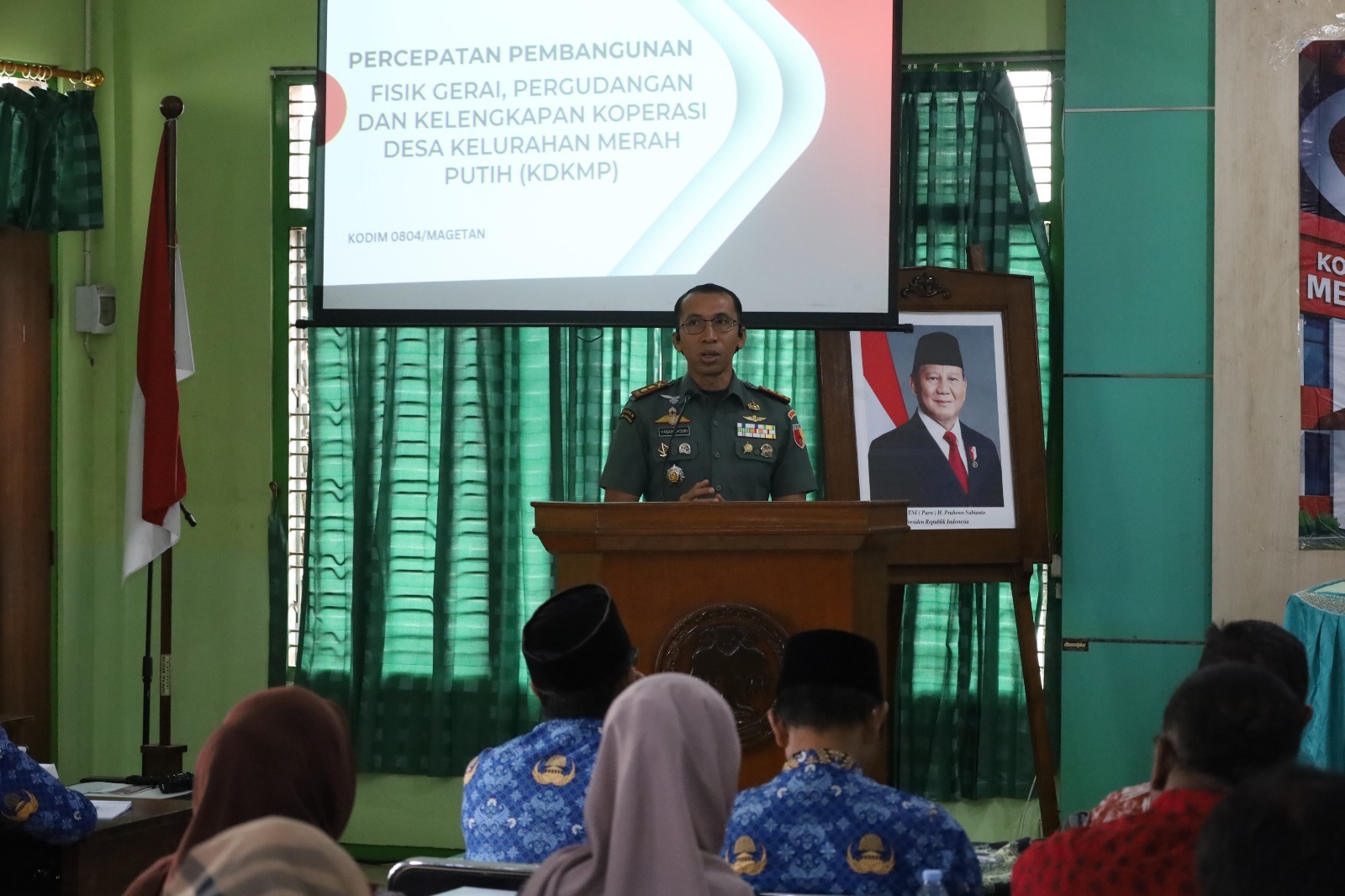 Dandim 0804/Magetan Letkol Inf Hasan Dasuki menyampaikan pentingnya profesionalisme pengawas KDKMP dalam forum paparan, Senin (1/12). AJI PUTRA/RADAR MAGETAN