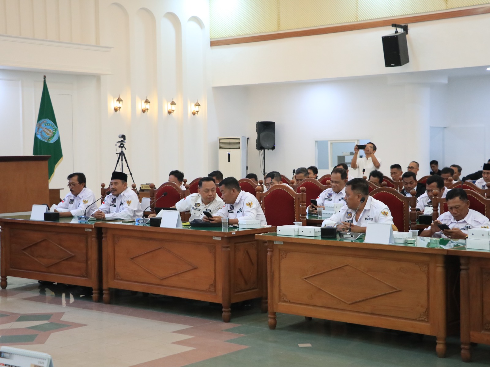 Para kades menyampaikan curhatan terkait macetnya dana desa tahap II dalam RDP bersama DPRD Ponorogo, kemarin (1/12). SUGENG DWI N./JAWA POS RADAR PONOROGO