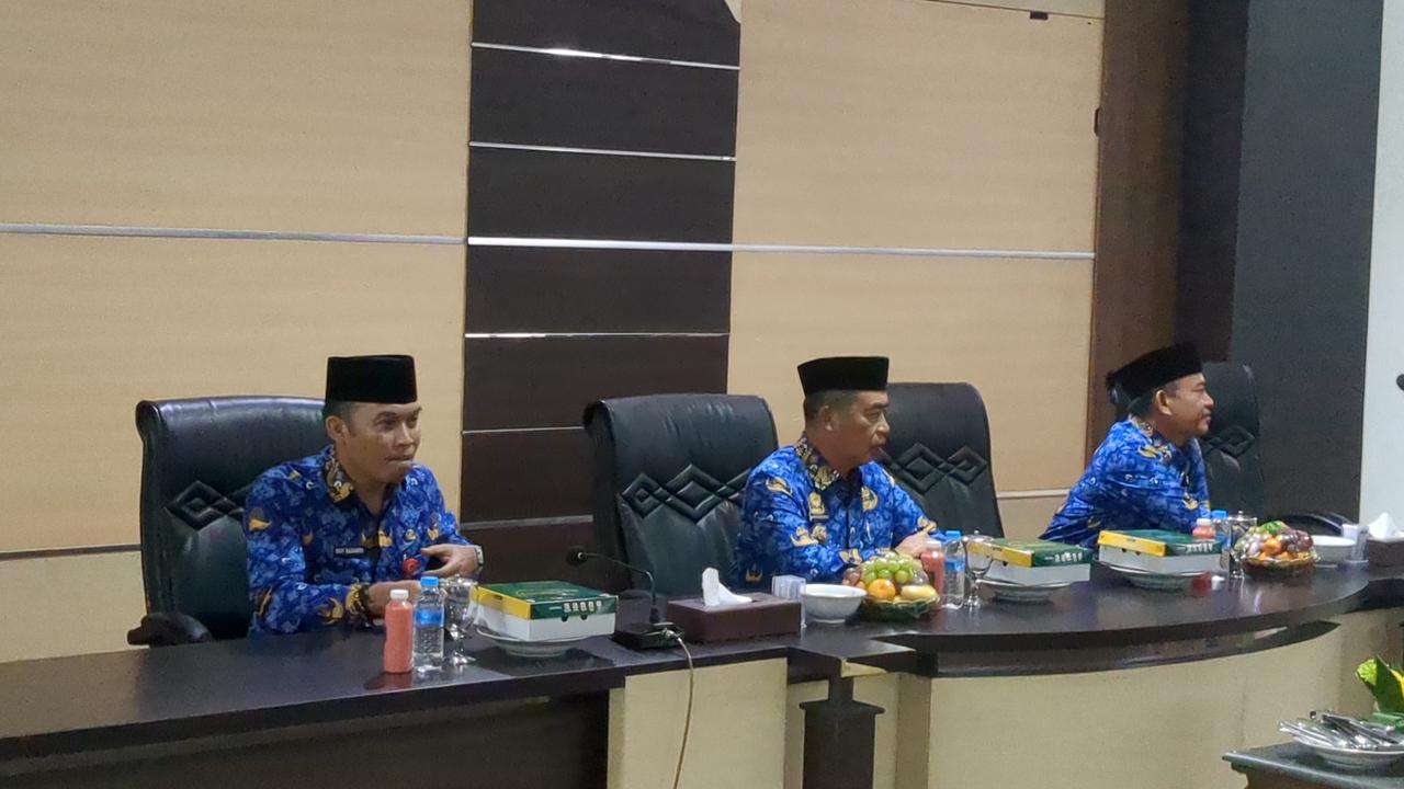Bupati Madiun Hari Wuryanto menyerahkan SK penunjukan Plt Sekda kepada Sigit Budiarto di Kantor Puspem Caruban, kemarin (1/12). DIAN RAHAYU/RADAR MADIUN