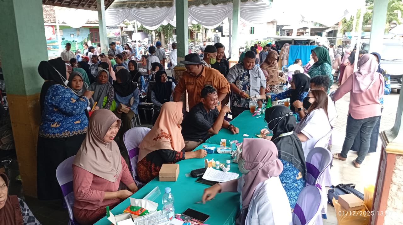 Warga mengikuti PKG untuk deteksi dini HIV/AIDS dalam rangka Hari AIDS Sedunia di Balai Desa Sugihwaras. DIAN RAHAYU/RADAR MADIUN