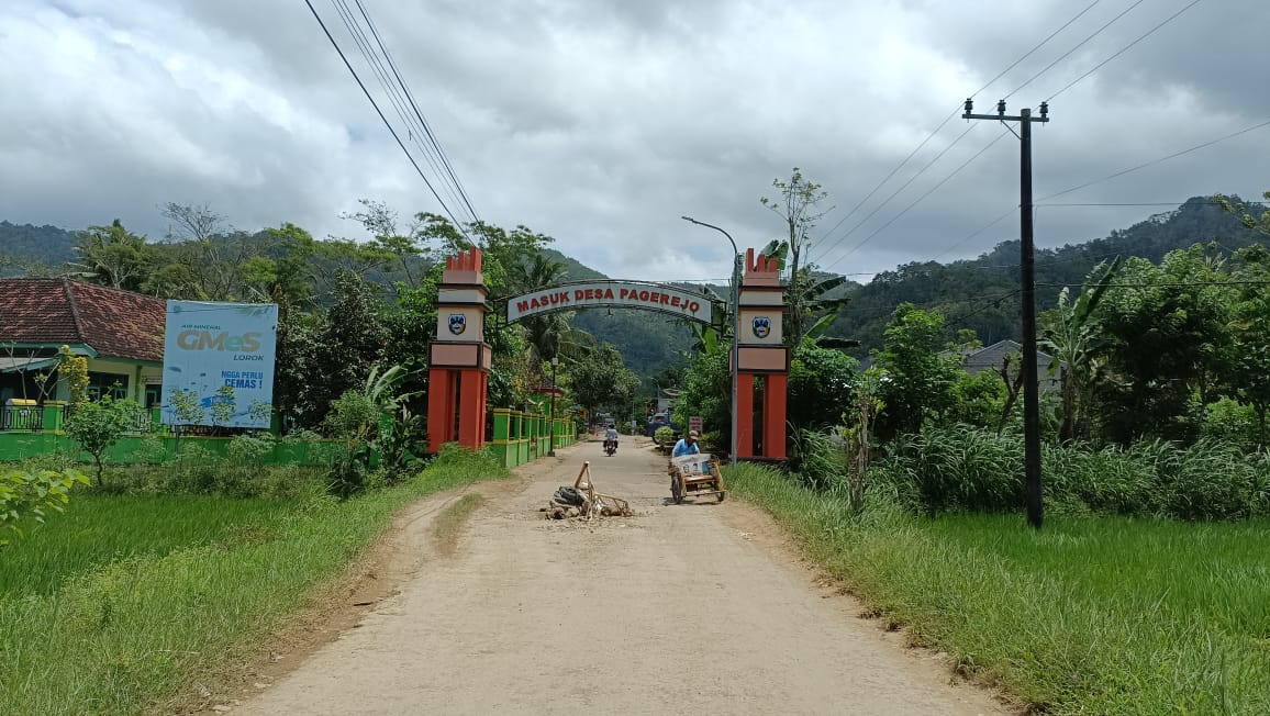 Kondisi salah satu jalan desa di Pacitan. Sebanyak 45 desa gagal mencairkan DD tahap II sehingga pembangunan setempat ikut terhambat. NUR CAHYONO/RADAR PACITAN