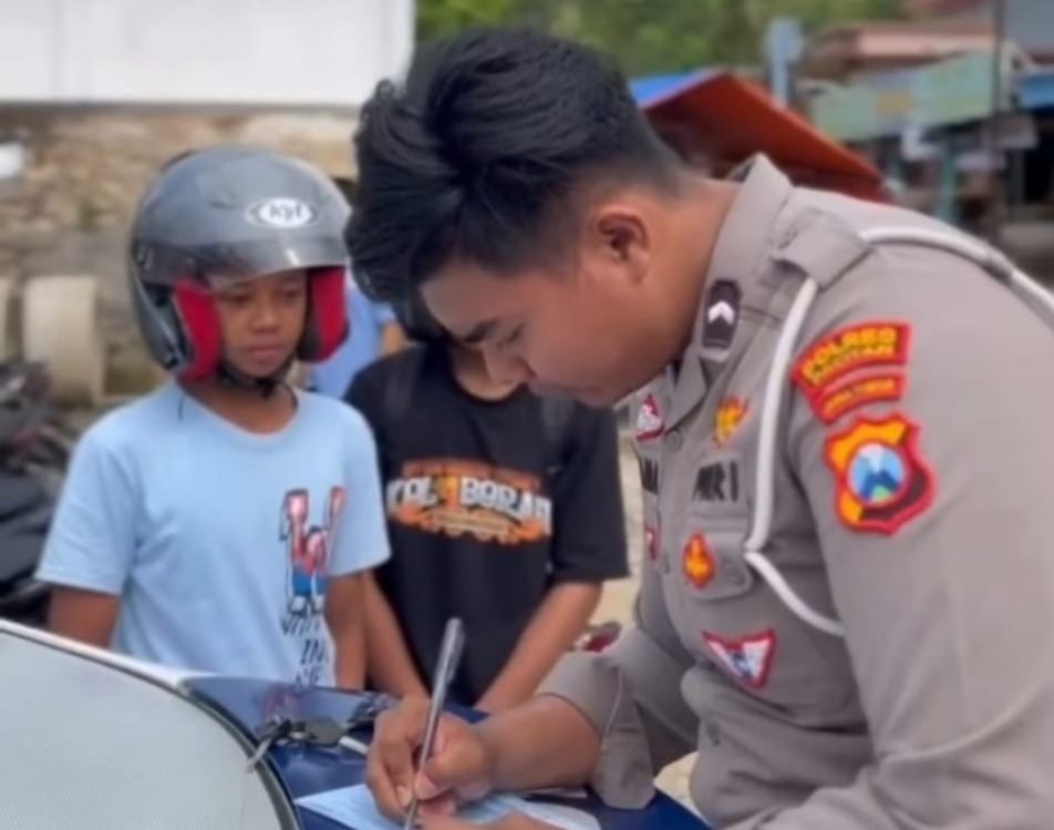 Petugas kepolisian memberikan surat bukti pelanggaran lalu lintas kepada pengendara dalam Operasi Zebra Semeru pekan lalu. FOTO: ISTIMEWA