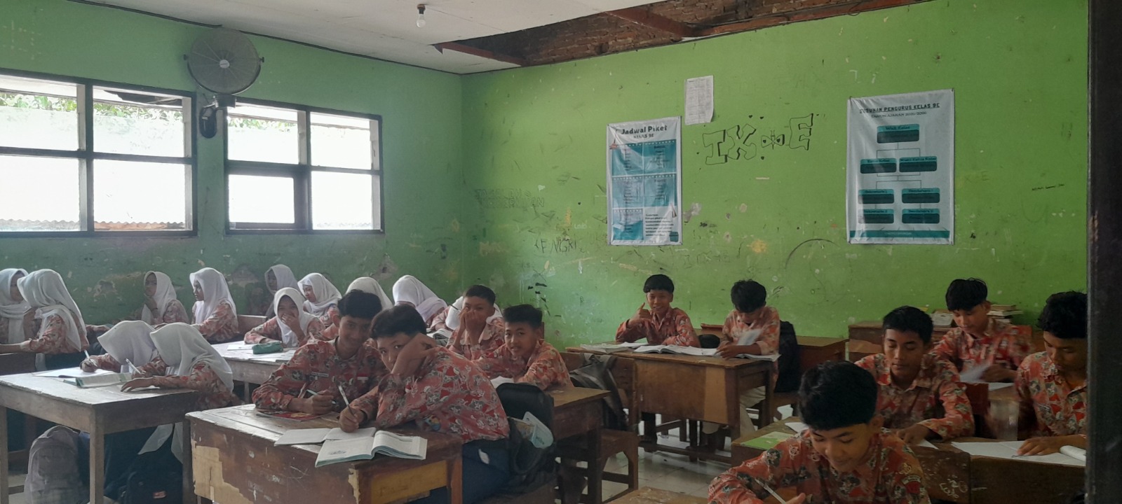 Kekurangan guru mencapai ratusan orang membuat sejumlah SD harus melakukan penyesuaian agar proses belajar-mengajar tetap berjalan. ASEP SYAEFUL/JAWA POS RADAR NGAWI.