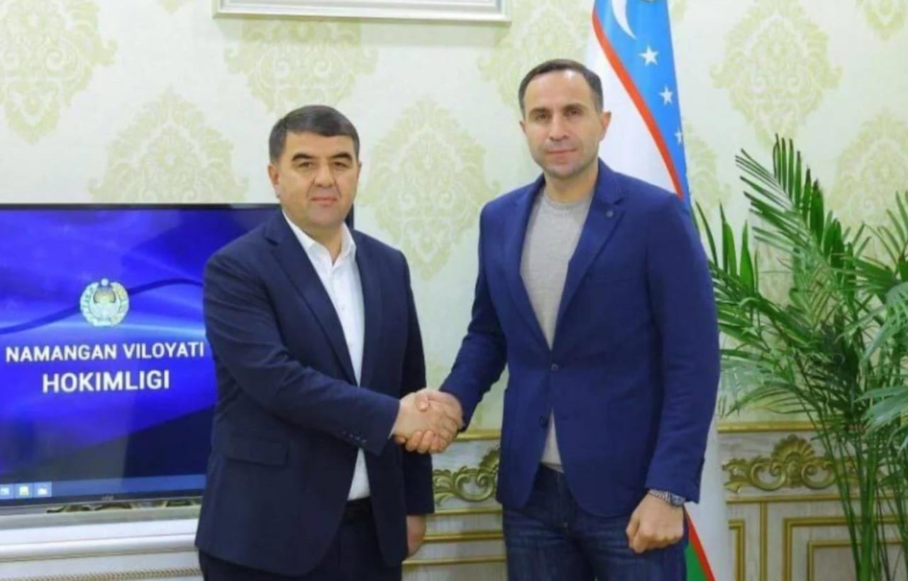 Timur Kapadze saat diperkenalkan sebagai pelatih baru Navbahor Namangan. Penunjukan ini sekaligus mengakhiri rumor dirinya menuju Timnas Indonesia. FOTO: Navbahor Namangan