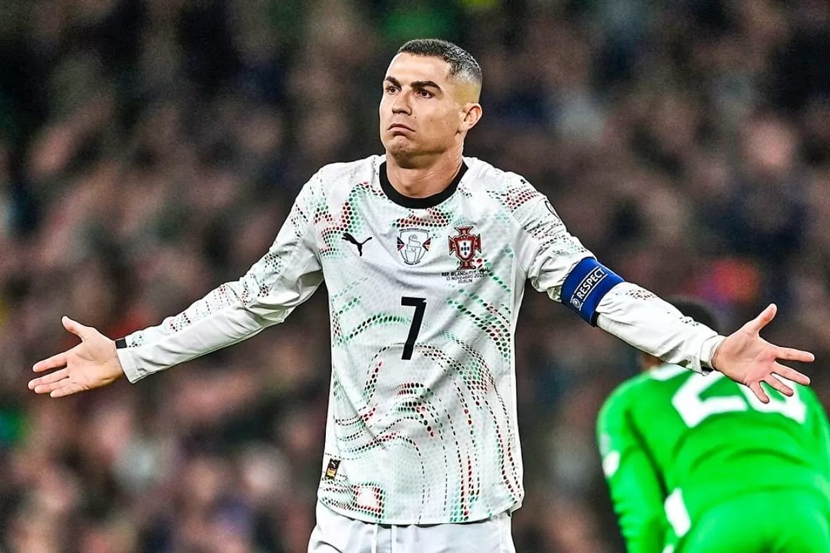 Cristiano Ronaldo memakai kapsul hyperbaric pribadi untuk menjaga kondisi fisiknya tetap prima di usia 39 tahun. FOTO: X/@brfootball