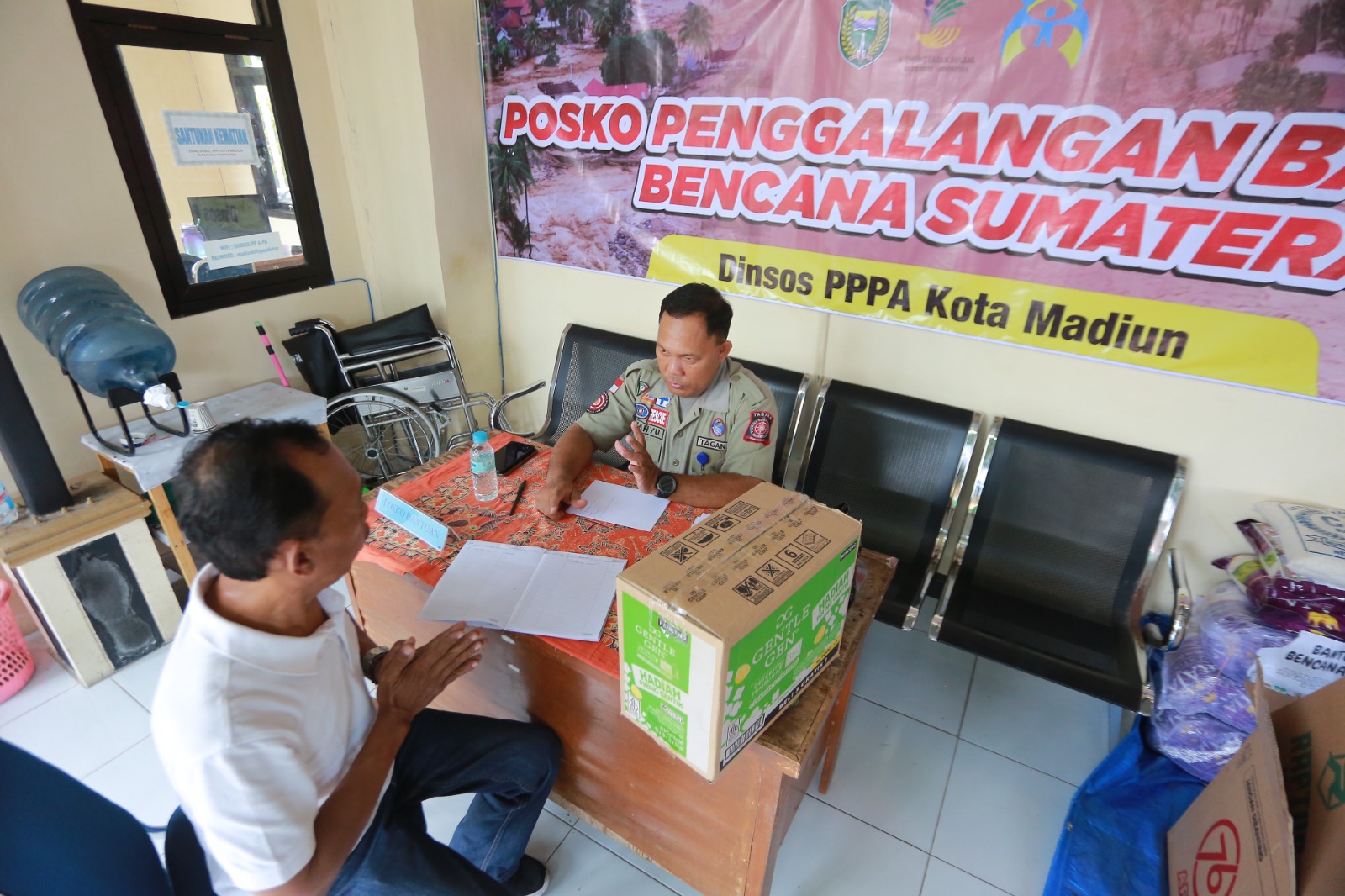 ASN Pemkot Madiun dan warga berdatangan ke posko bantuan di Dinsos PPPA untuk mengirim logistik darurat bagi korban banjir Sumatera. BAGAS BIMANTARA/RADAR MADIUN