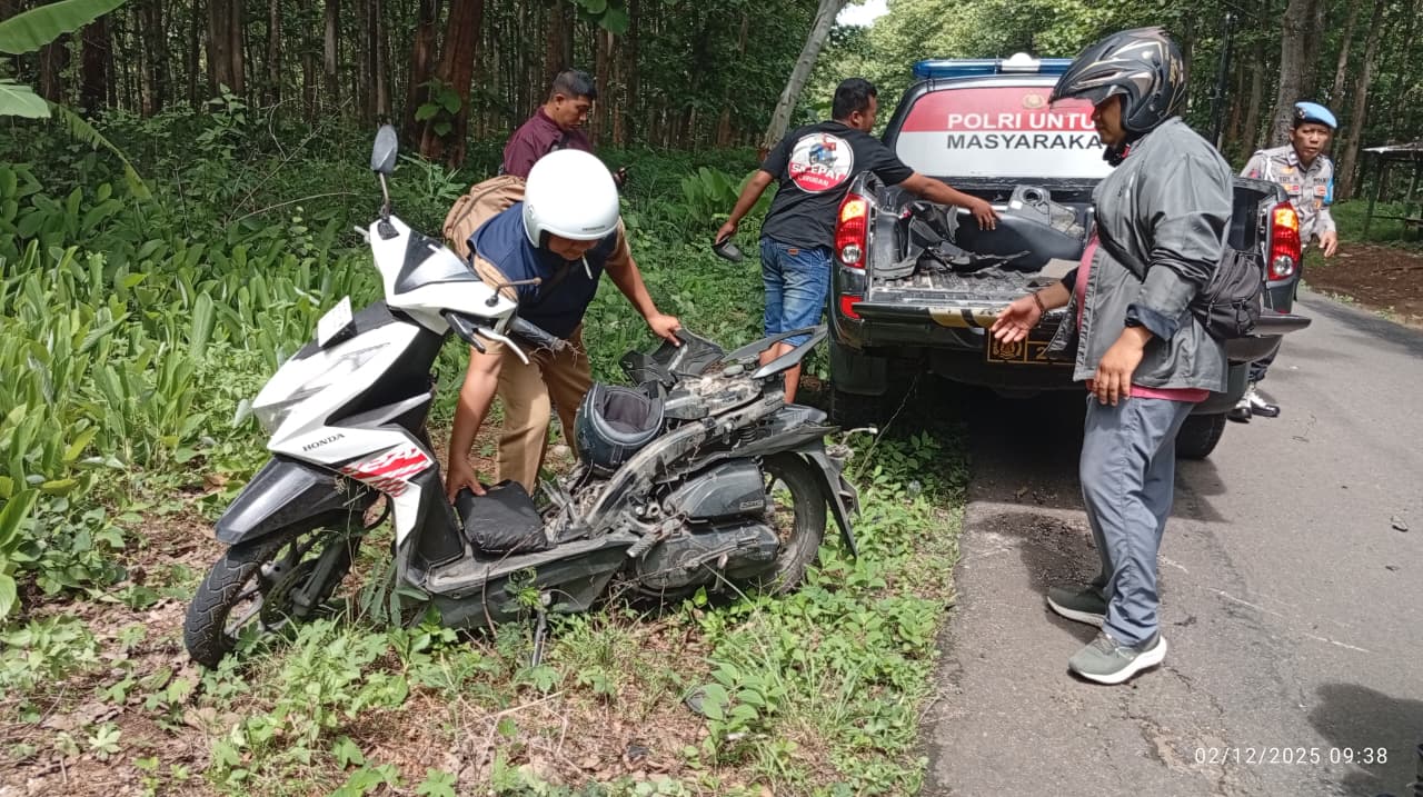 Polisi dan warga mengevakuasi motor pelajar yang bertabrakan dengan truk pengangkut semen di Jalan Raya Kuwiran, Kare. FOTO: ISTIMEWA