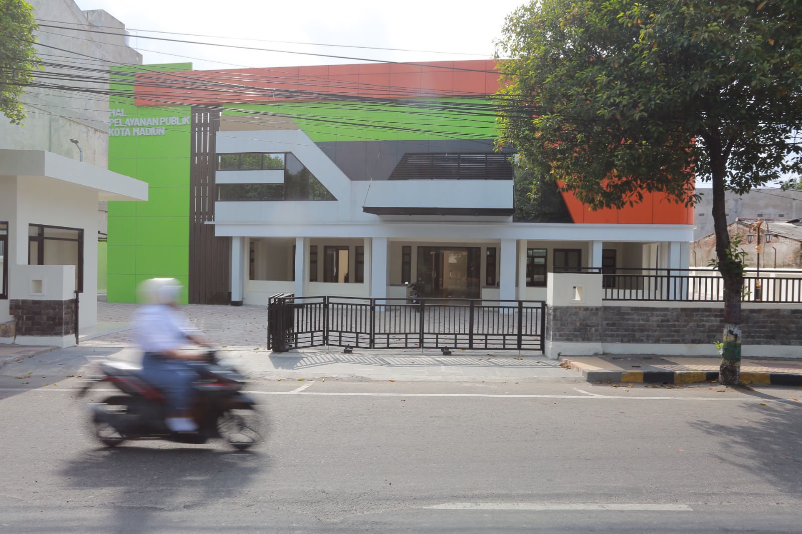 Pekerjaan fisik MPP Kota Madiun telah rampung 100 persen. Gedung kini menunggu penataan interior sebelum operasional layanan dibuka untuk publik. BAGAS BIMANTARA/RADAR MADIUN