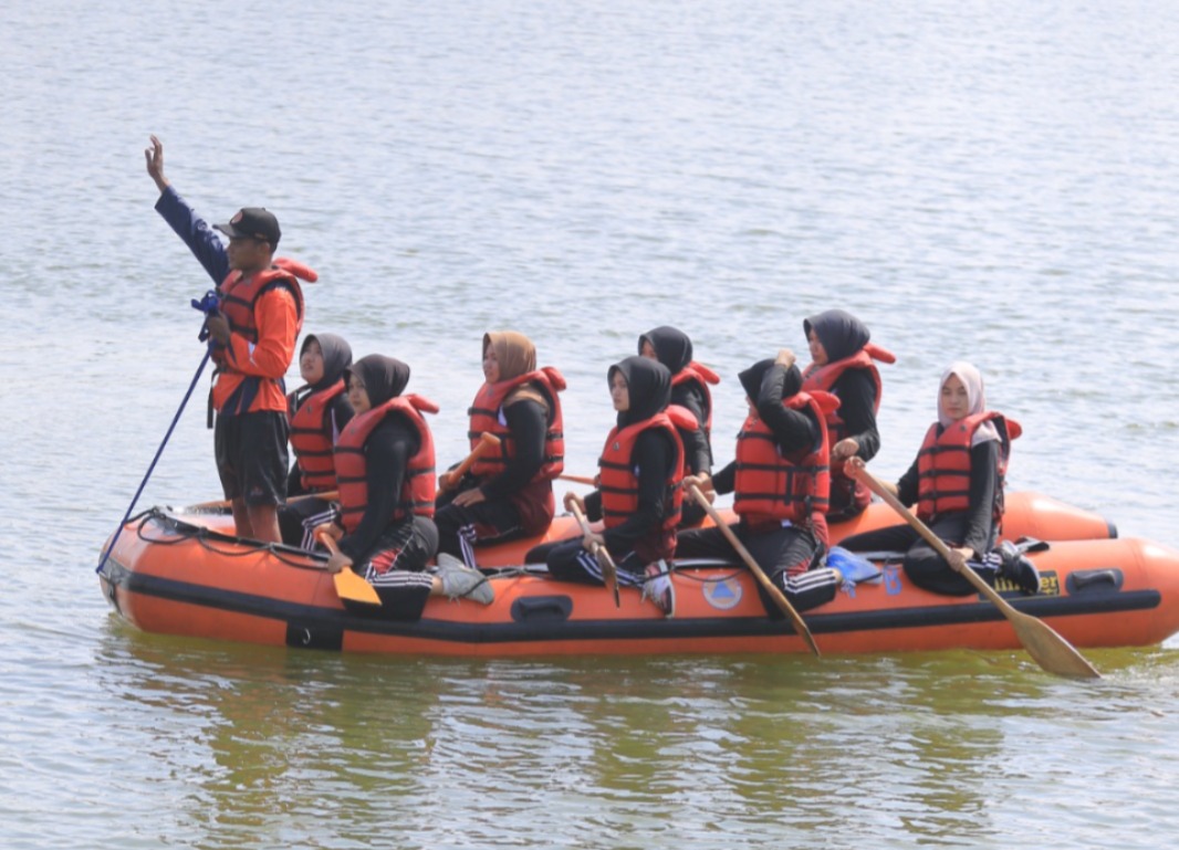Mahasiswa STIKes BHM mempraktikkan teknik dasar fire rescue dan water rescue di Embung Pilangbango bersama BPBD Kota Madiun sebagai kesiapsiagaan bencana. BAGAS BIMANTARA/RADAR MADIUN