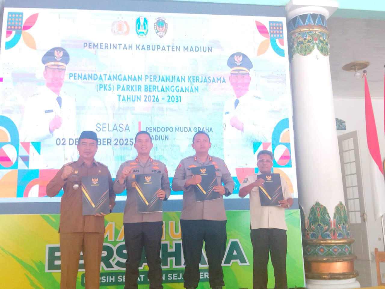 Bupati Madiun Hari Wuryanto bersama kapolres dan Bapenda Jatim menandatangani PKS parkir berlangganan sebagai langkah penataan layanan parkir dan peningkatan PAD. LODITYA FERNANDES/RADAR MADIUN
