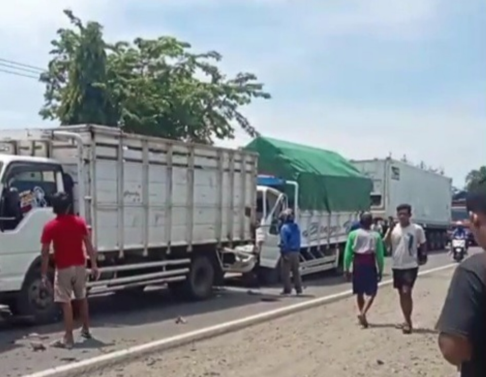 Kondisi enam kendaraan yang terlibat kecelakaan beruntun di Jalan Raya Ngawi&ndash;Karangjati, Kedungmiri, saat dievakuasi petugas. FOTO: ISTIMEWA