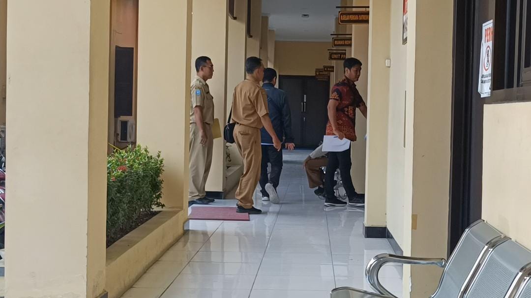 ASN Pemkab Ponorogo bergiliran masuk ruang gelar perkara Satreskrim Polres Madiun Kota untuk menjalani pemeriksaan KPK terkait dugaan suap mutasi. HENGKY RISTANTO/RADAR MADIUN