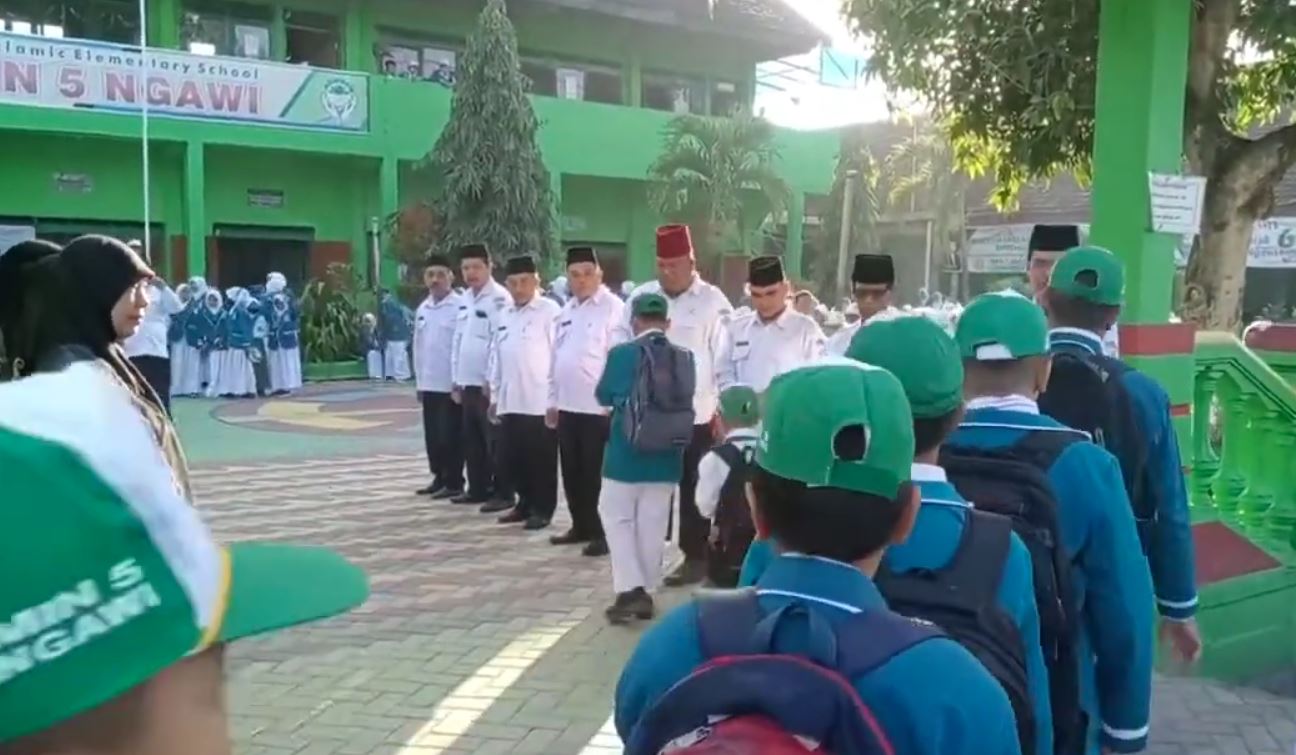 Siswa MIN 5 Ngawi berbaris masuk sekolah.
