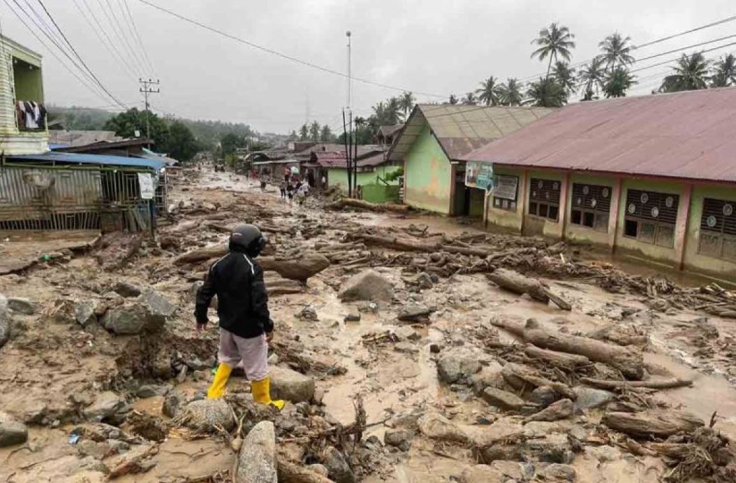 Bencana banjir dan longsor menerjang Aceh, Sumatera Utara, hingga Sumatera Barat.