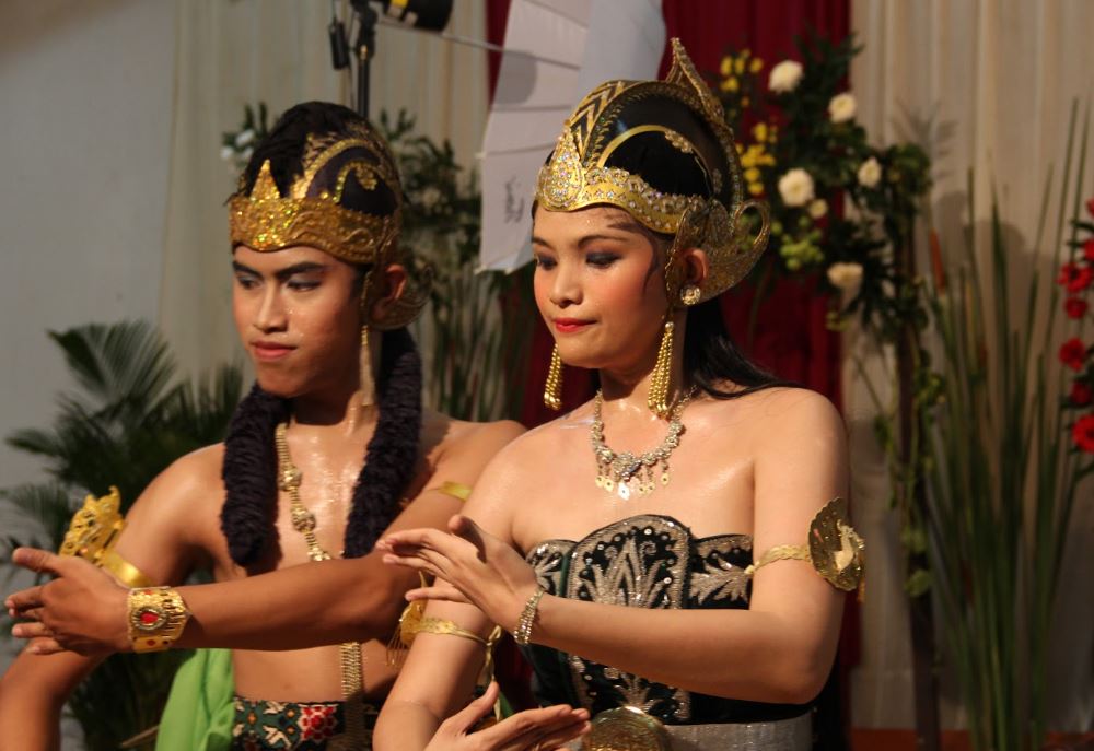 Karonsih, salah satu tari tradisional Jawa Timur.