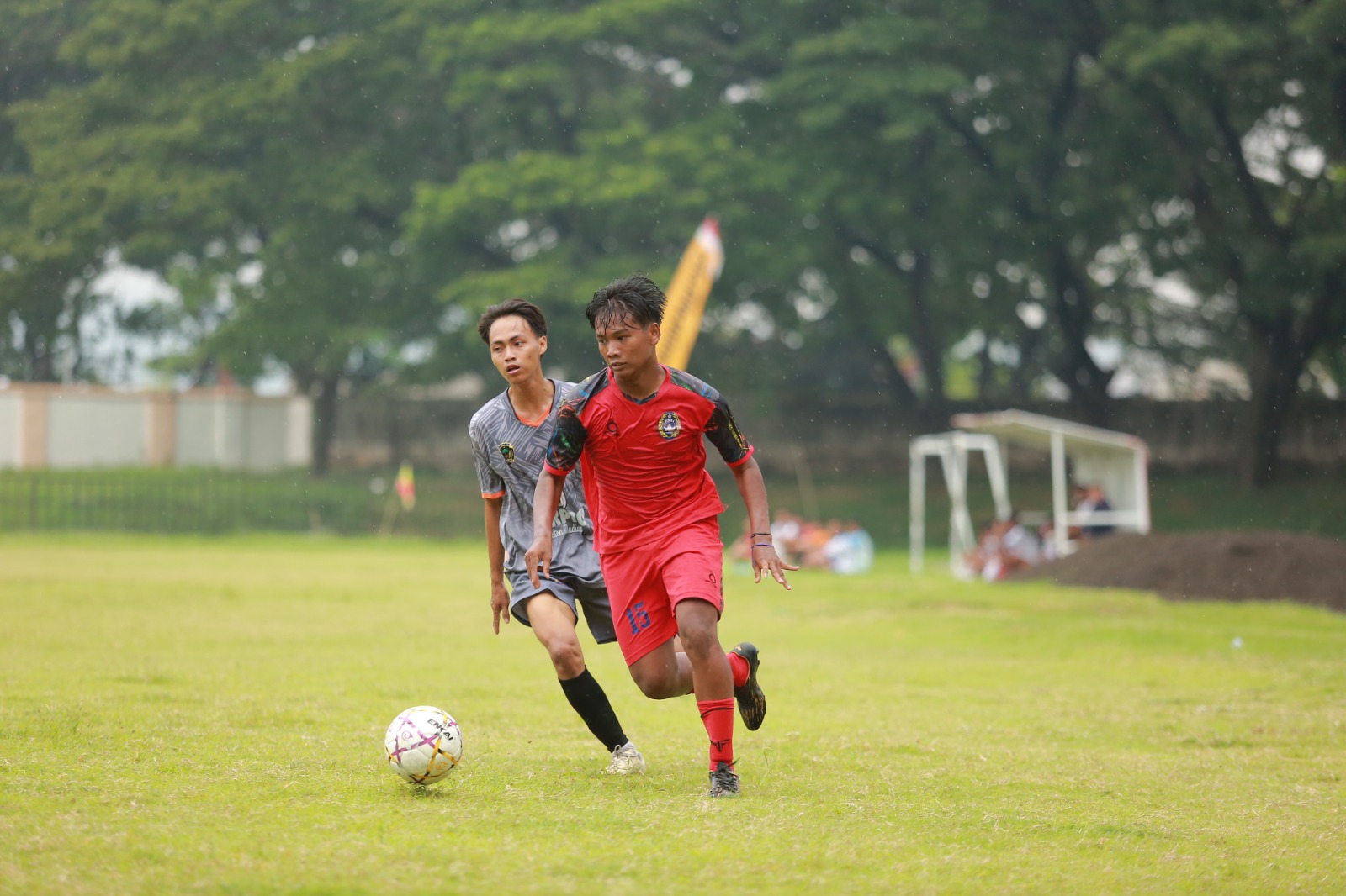 Pemain Persepon (merah) menghadapi Persekama Madiun dalam laga uji coba di Stadion Batoro Katong sebagai persiapan menuju Liga 4 Jatim 2025. BAGAS BIMANTARA/RADAR MADIUN