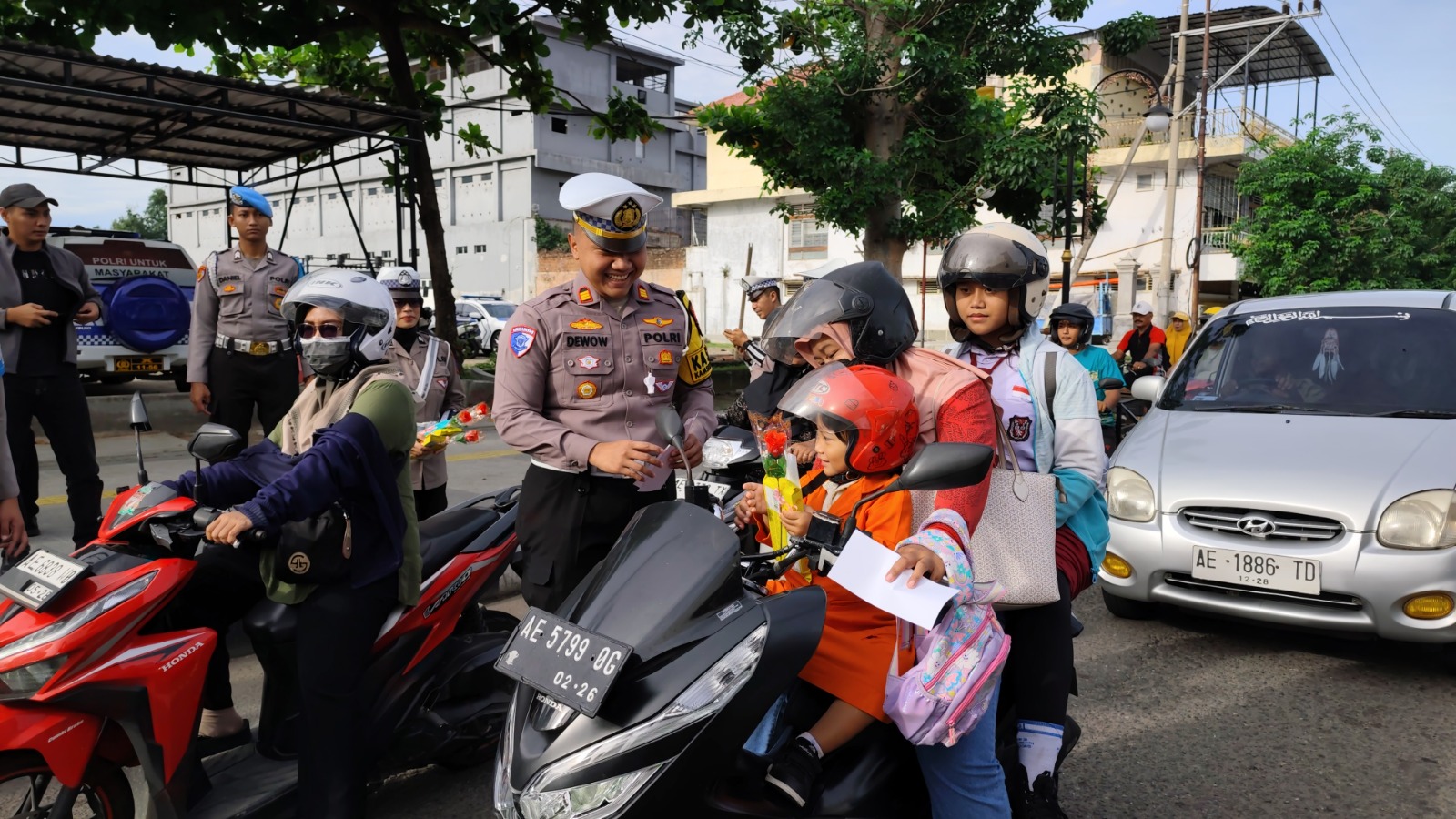 Petugas Satlantas Polres Ponorogo melakukan penindakan humanis saat Operasi Zebra Semeru 2025 di simpang Pasar Legi. SUGENG DWI N/RADAR PONOROGO