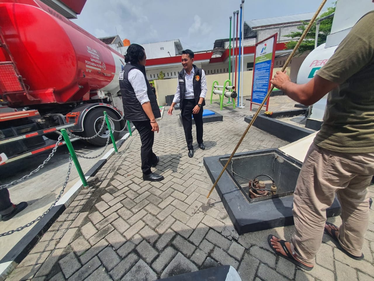 Polisi mengecek kualitas dan volume BBM di SPBU PB Sudirman Ngawi usai antrean kendaraan memicu kemacetan di jalur arteri kota. ASEP SYAEFUL/RADAR NGAWI