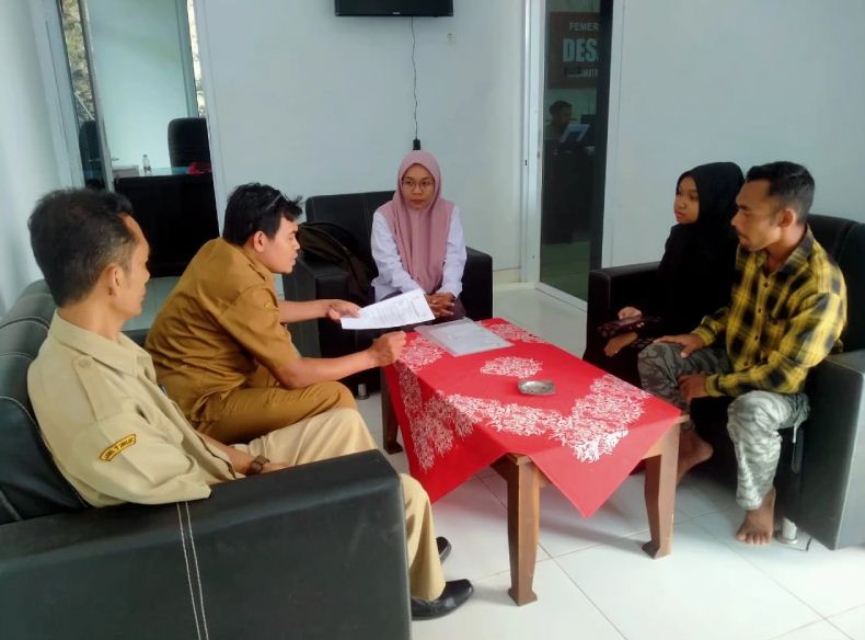 Seorang KPM di Pacitan menjalani proses graduasi dan resmi mengundurkan diri dari penerimaan bansos karena merasa sudah mandiri secara ekonomi. FOTO: DINSOS PACITAN