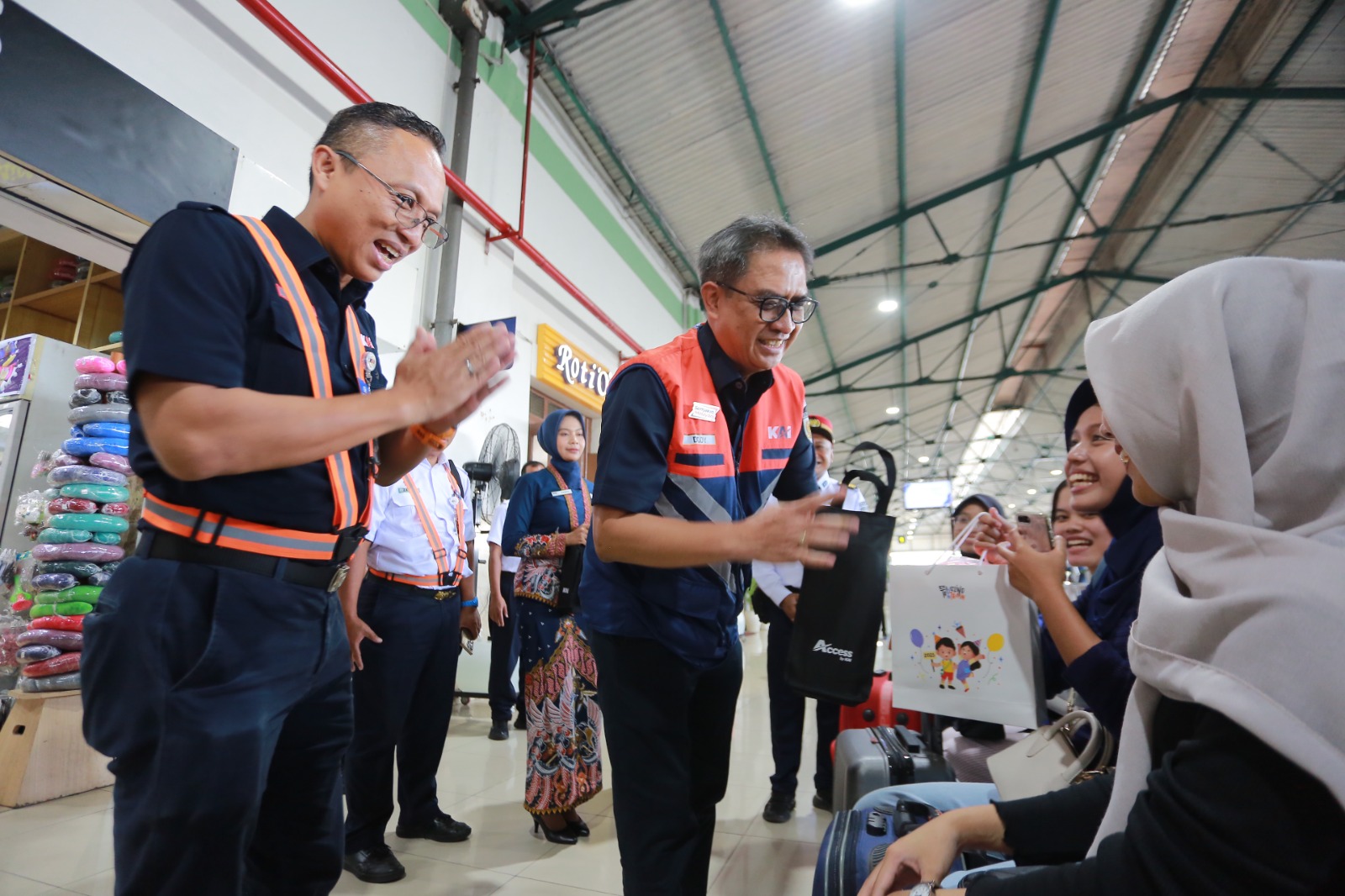 Jajaran direksi PT KAI meninjau kesiapan jalur dan layanan penumpang di Daop 7 Madiun menjelang masa angkutan Natal dan Tahun Baru 2025. BAGAS BIMANTARA/RADAR MADIUN