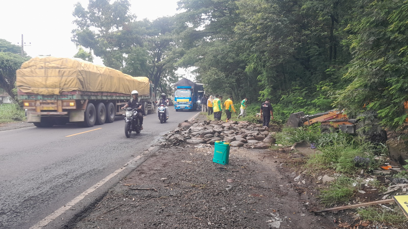 Petugas DLH Ngawi membersihkan dan menimbun limbah campuran kotoran hewan yang ditemukan di tepi Jalan Raya Ngawi&ndash;Solo, Desa Kauman, Widodaren. ASEP SYAEFUL/RADAR NGAWI