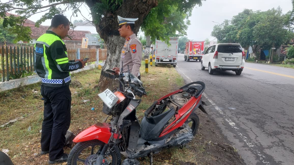 Sepeda motor dan mobil boks mengalami kerusakan parah setelah terlibat kecelakaan maut di Jalan Raya Madiun&ndash;Surabaya, Kecamatan Balerejo. DIAN RAHAYU/RADAR MADIUN
