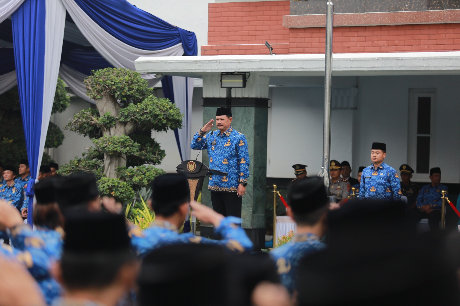 Wali Kota Maidi memimpin upacara HUT ke-54 Korpri di Balai Kota Madiun dan memberikan pesan penting kepada ASN mengenai pengelolaan keuangan dan kinerja birokrasi. BAGAS BIMANTARA/RADAR MADIUN