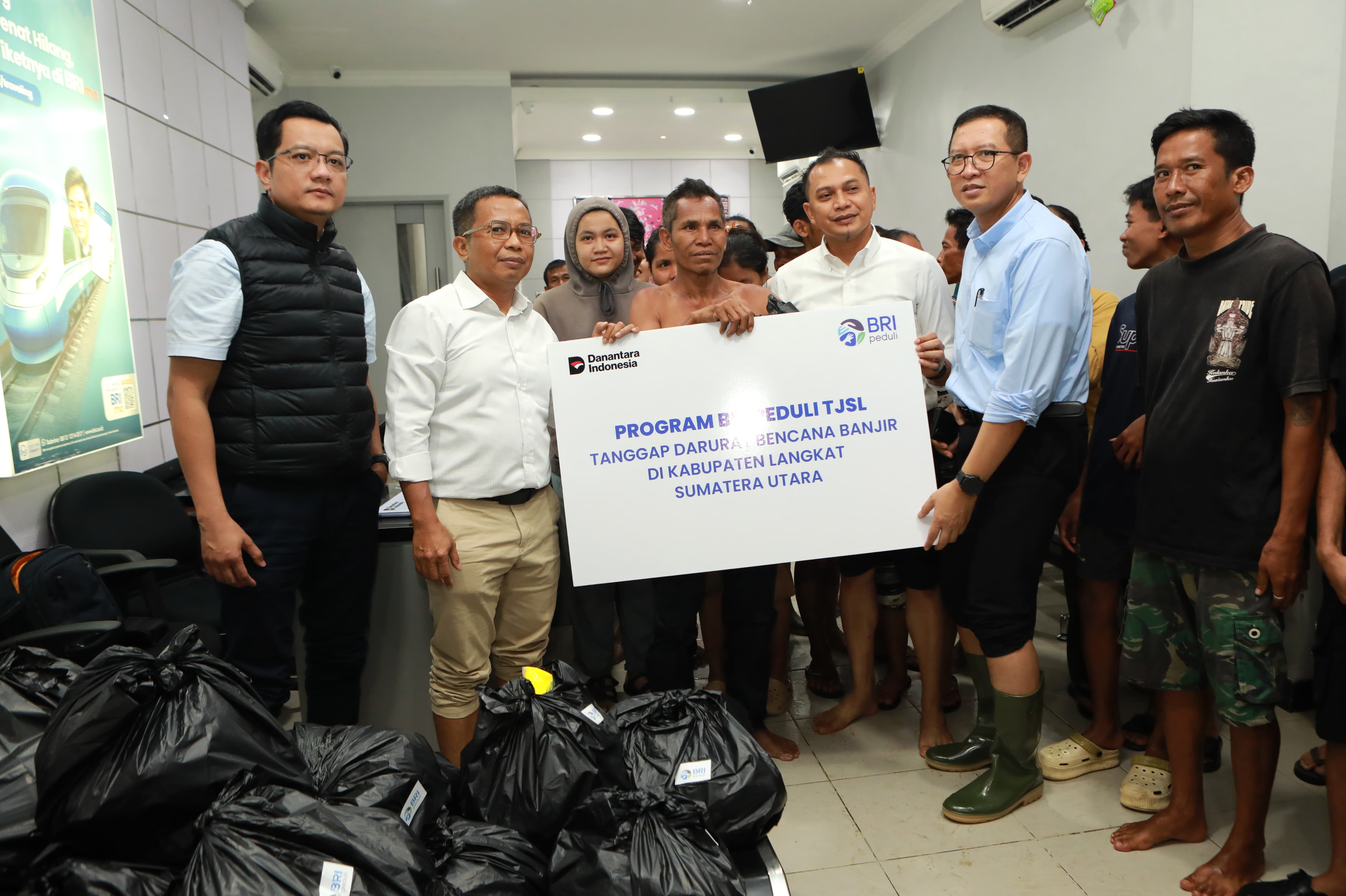 Tim Elang Relawan BRI menyalurkan bantuan makanan, obat-obatan, dan perlengkapan evakuasi bagi warga terdampak banjir bandang di Sumut&ndash;Sumbar.