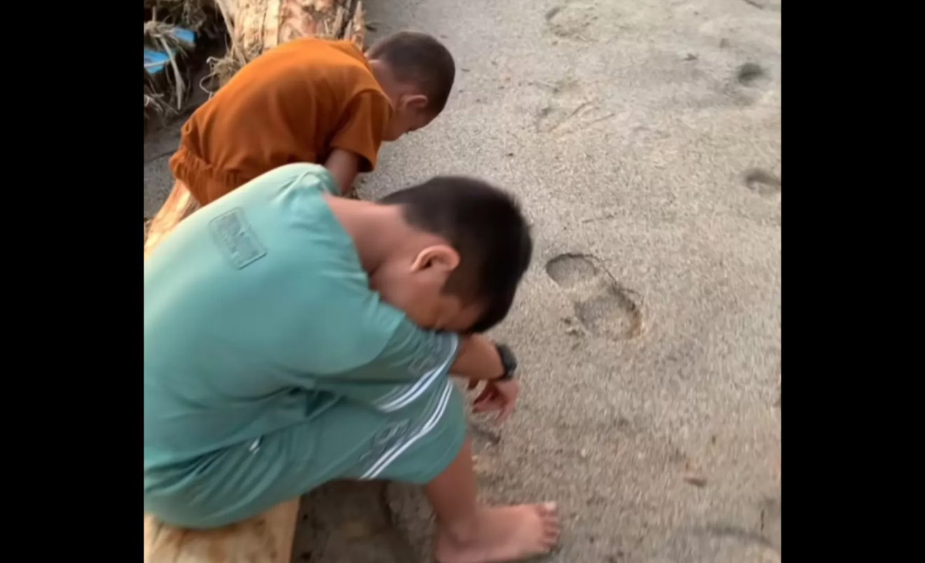 Tangis dua bocah ini pecah saat melihat rumah mereka hilang disapu banjir bandang.