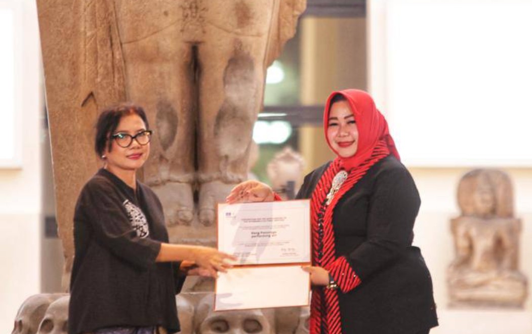 Penyerahan sertifikat penetapan reog sebagai warisan budaya takbenda UNESCO kepada Plt Bupati Lisdyarita.
