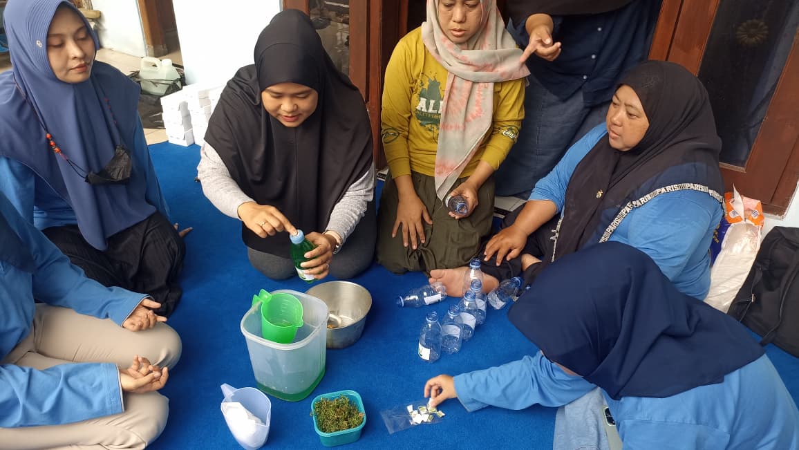 Peserta pelatihan diajak mempraktikkan langsung proses pembuatan biodeterjen hingga pengemasan.