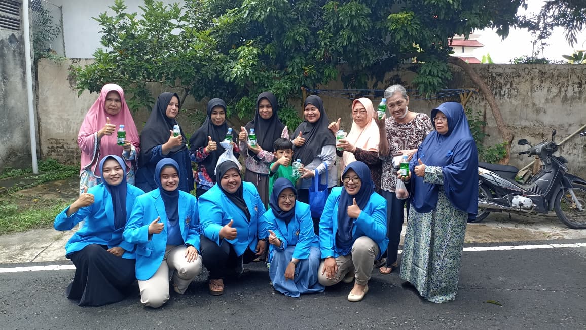 Mahasiswa Magister Pendidikan IPS UNIPMA berfoto bersama ibu-ibu PKK Perumahan Widodo Kencono 1 usai pelatihan pembuatan sabun biodeterjen.