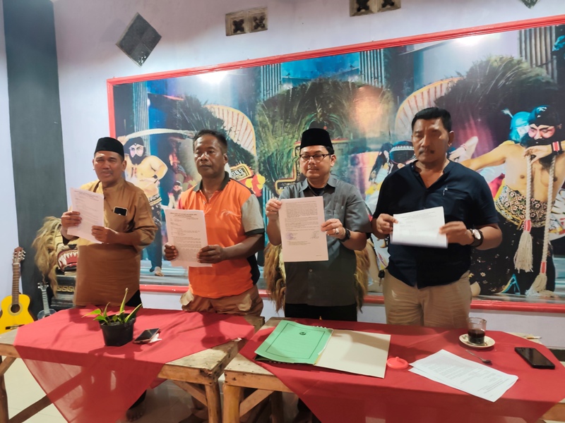 LKBH PGRI Ponorogo melayangkan somasi ke Gubernur Jatim Khofifah Indarparawansa terkait keputusan mutasi Katenan, eks Kepala SMKN 1 Ponorogo.