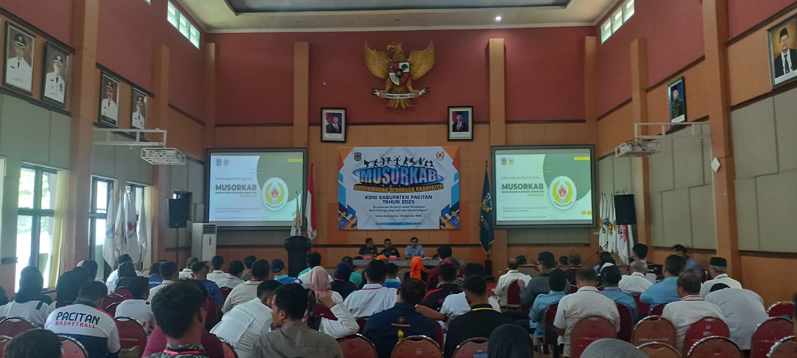 Baginda Rahadian Pratama resmi menakhodai KONI Pacitan periode 2025&ndash;2029 setelah meraih 20 suara dalam musorkab di Gedung Karya Dharma. NUR CAHYONO/RADAR PACITAN