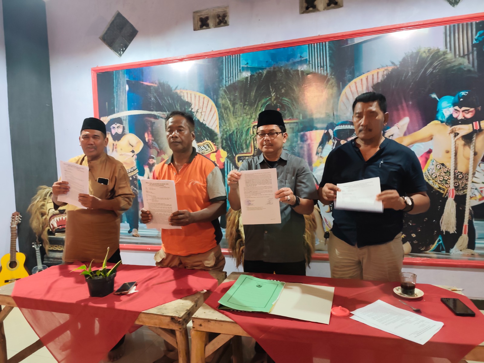 Pengurus PGRI Ponorogo bersama Katenan menunjukkan surat somasi yang dilayangkan kepada Gubernur Jatim terkait mutasi Kepala SMKN 1 Ponorogo. SUGENG DWI N/RADAR PONOROGO