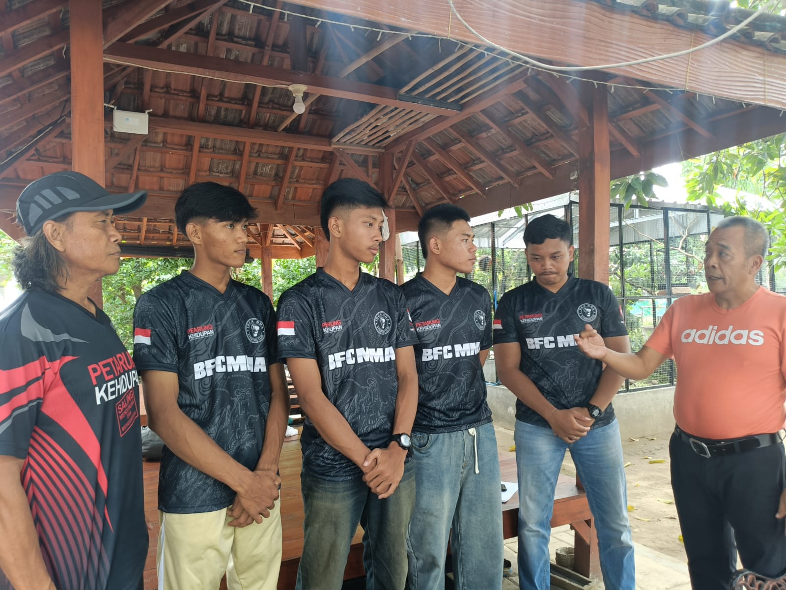 IBCA&ndash;MMA Kota Madiun melepas empat atlet B-Fighting Club untuk bertanding di Kejurprov Bupati Tuban Cup 2025. HENGKY RISTANTO/RADAR MADIUN