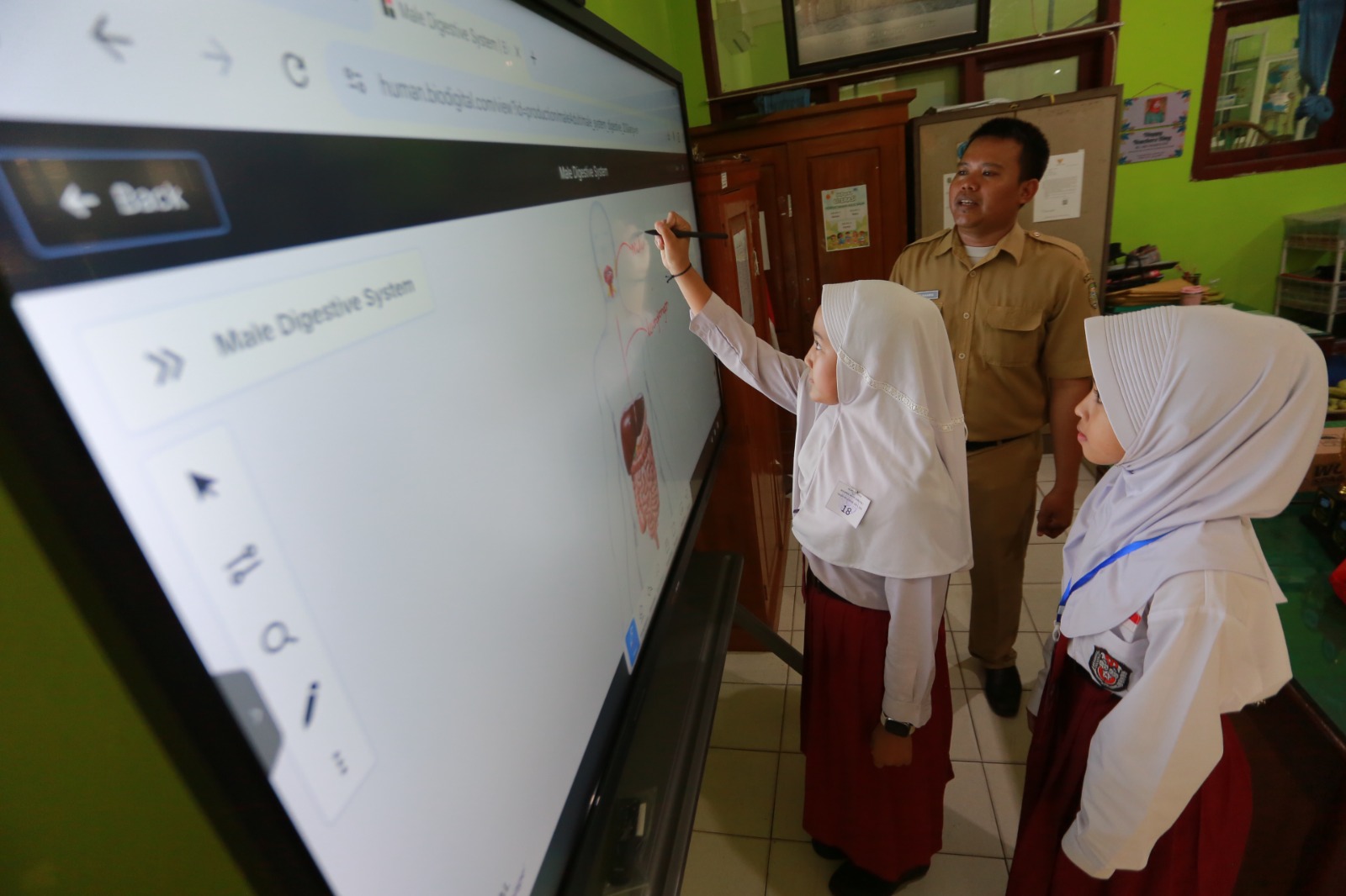 Siswa SDN 01 Nambangan Lor memanfaatkan Interactive Flat Panel (IFP) untuk mendukung pembelajaran digital di kelas. BAGAS BIMANTARA/RADAR MADIUN