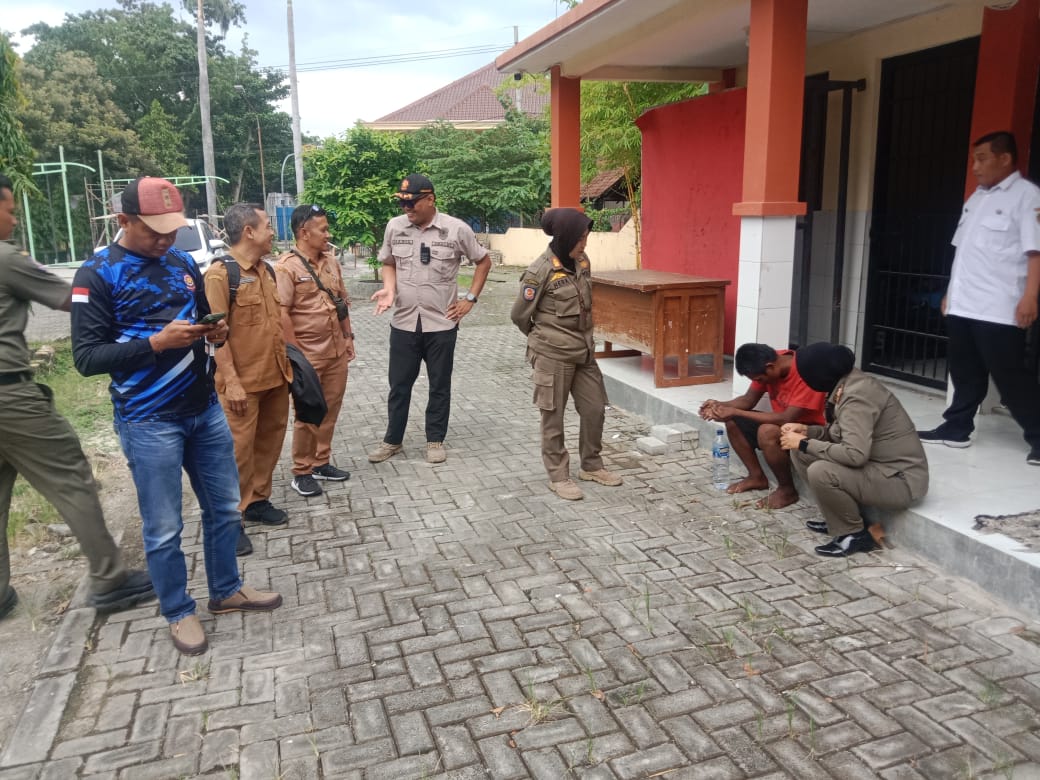 Petugas Satpol PP dan Damkar Kabupaten Madiun mengamankan ODGJ yang meresahkan warga Mejayan dan membawanya ke shelter Dinsos untuk penanganan lanjutan. Satpol PP dan Damkar for Radar Madiun